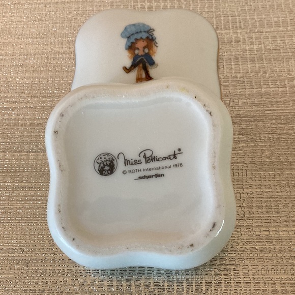 Vintage Porcelain Trinket Dish with Cover Miss Petticoat by Roth 1978 - Picture 5 of 6